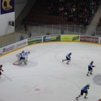 Воротчик гонит своих в атаку. Воротчик гонит своих в атаку.