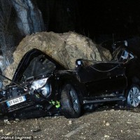 Кусов скалы упал на авто. Водитель жив! Кусов скалы упал на авто. Водитель жив!