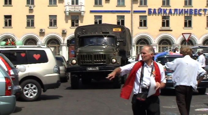 полковник Сергей Бренюк вводит войска в город Ангарск. Пока - тягач с полевой кухней...