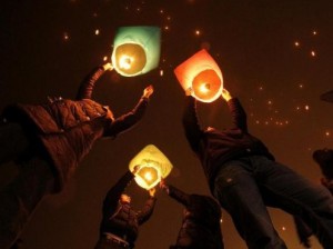 Запуск небесных фонариков