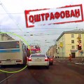 Кадр из второго эпизода 12-го выпуска, автобус маршрута №20 (госномер Х705УА) проезжает перекресток улиц Горького и Карла Маркса на запрещающий сигнал светофора: