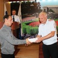 Полиция Иркутска поощрила бдительного таксиста, нашедшего ребенка