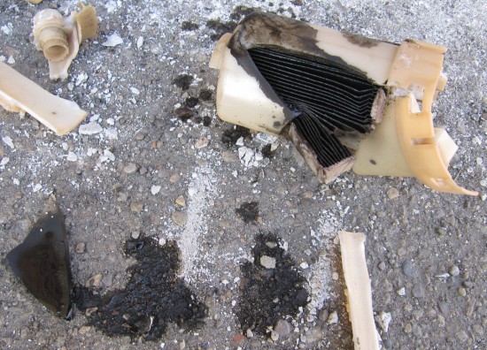 Капают черные капли оставшегося бензина: