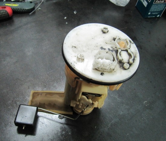 Внешний нижний фильтр забит грязью, пришлось продувать компрессором: