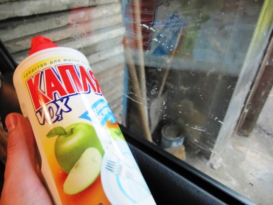 Как ни старайся, а клей на стекле все равно останется. Мочим мыльным раствором и снимаем жесткой тряпкой: