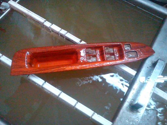 окунаем изделие в рисунок на воде.jpg