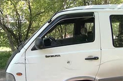 На кабинет автобуса видны следы выстрелов