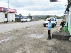 Место ДТП. Справа — магазин, из которого вышла Даша, слева — бистро, двери обоих заведений выходят на проезжую часть, а это очень опасно. Семья Даши написала обращение в ГИБДД, чтобы пятачок перед бистро либо обнесли ограждением, либо поставили знак.
