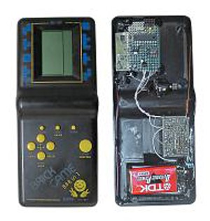 Замещающий код-граббер вмонтирован в корпус игрушки Tetris
