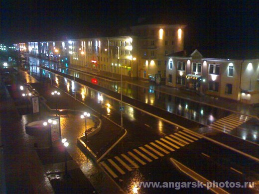 Центральная улица города вдоль 74 квартала. Ночной Ангарск. Фото www.angarsk-photos.ru
