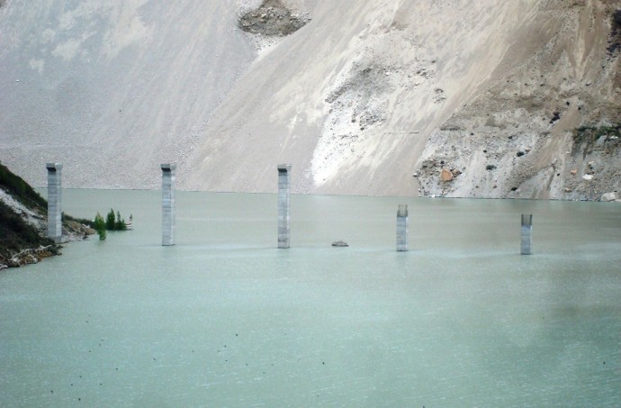 Столпы недостроенного «Моста дружбы» полузатоплены: