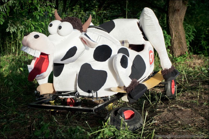 Конструкция включает в себя стальную раму с колесами и внешний каркас, который может быть сделан из чего угодно: