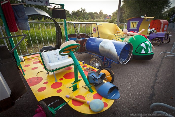 Трантасы сделаны из подручных материалов: