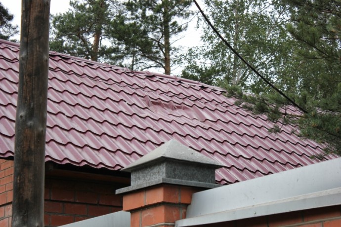 В результате ДТП один из молодых людей вылетел из салона и ударился головой об кровлю гаража, второй повредил ноги