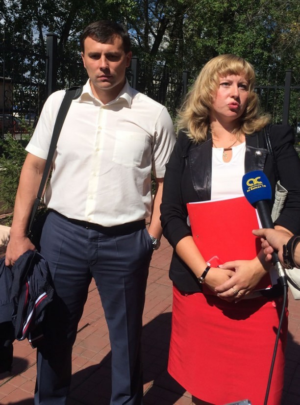 Адвокаты потерпевших Владимир Алексеев и Елена Скуй: «Мы удовлетворены судебным решением, так как полагаем, что приговор полностью соответствует требованиям закона. Раскаяния у осужденной как такового мы не увидели до сих пор