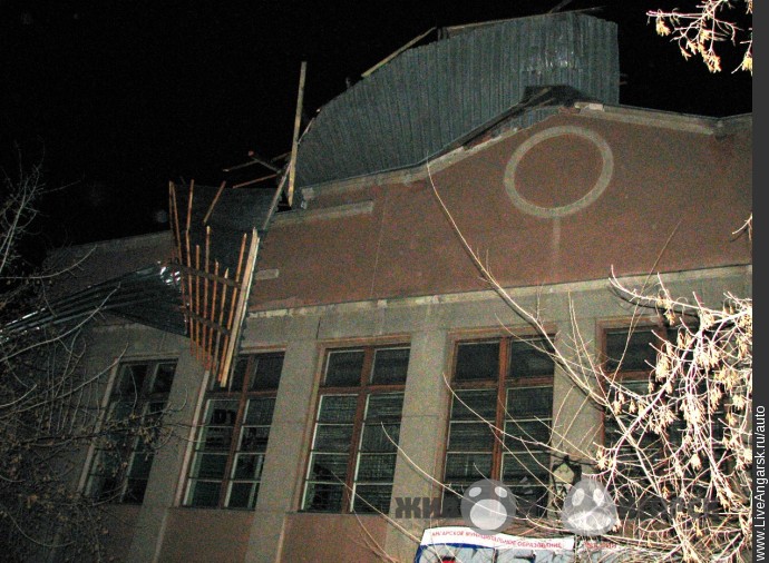 Остатки крыши могут обвалиться в любой момент