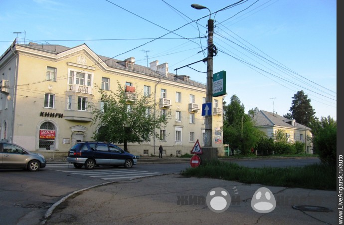 Таксисты по привычке едут и разворачиваются перед кирпичем: