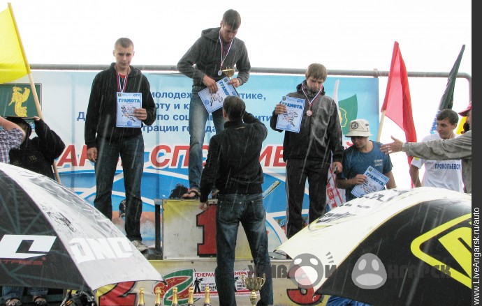 Во время награждения суровая туча окатила всех ливневым дождем: