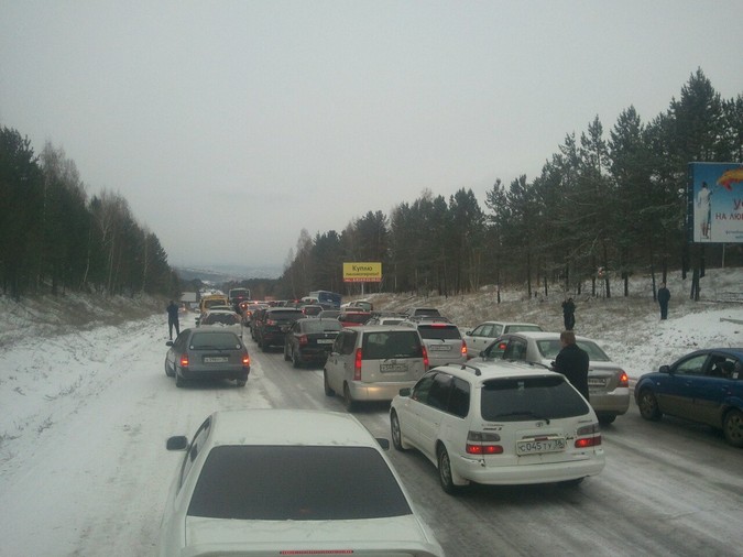 На участке Качугского тракта между городом Иркутск и поселком Усть-Ордынский движение транспорта полностью парализовано из-за ДТП: