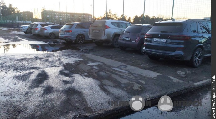 Автомобили на газоне: