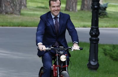 Медведев приехал на встречу на электровелосипеде