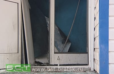 Подростки из Братска подорвали дверь магазина