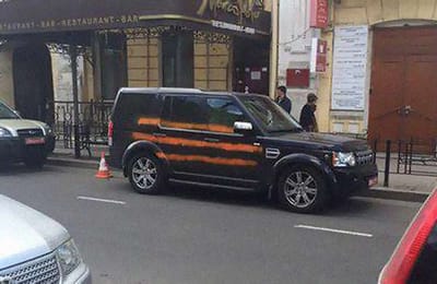 Авто консульства Польши в Иркутске раскрасили в цвета георгиевской ленты