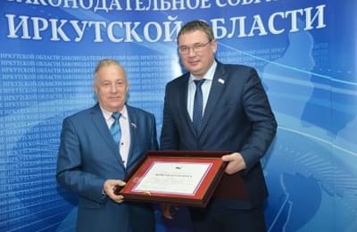 За верность профессии. Областные парламентарии наградили директора ангарского лицея