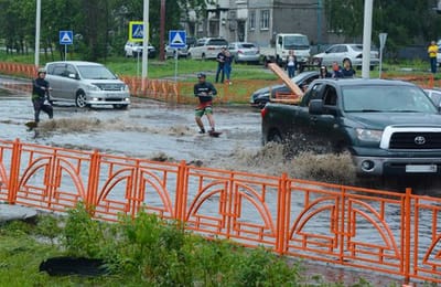 Иркутяне на вейкбордах прокатились по улице Мира