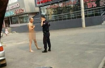 Полицейские задержали голого мужчину на улице Советская в Иркутске