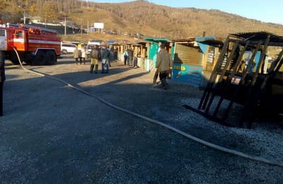 Пожарные спасли 22 горящих прилавка на рыбном рынке Култука