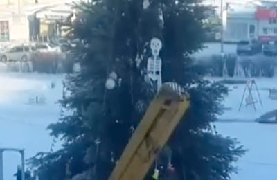 В Братске на новогоднюю елку повесили скелет