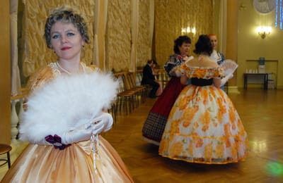 В НАРЯДАХ В СТИЛЕ АМПИР