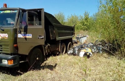 Уборка мусора, а также катание на картингах и мотоцикле