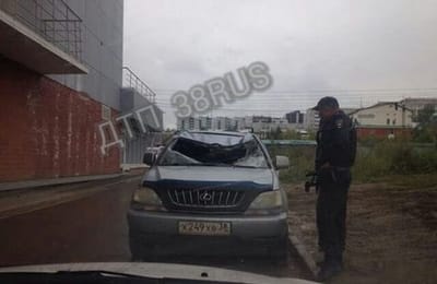 Девушка упала с 15-го этажа в Иркутске на припаркованный Lexus и выжила