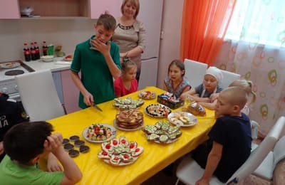 Мастер-классы по приготовлению канапе, торта и изготовлению помпонов