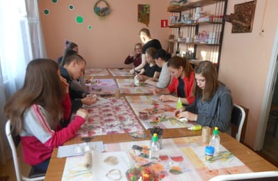 В рамках социального проекта «Территория семьи» в клубе «Алый парус» 15 февраля прошёл мастер-класс по прикладному творчеству