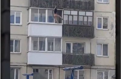 Спасатели сняли с балкона в Шелехове обнаженную женщину