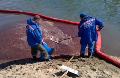 В Усольском районе устраняют последствия разлива в реку Ангару нефтесодержащей жидкости из неэксплуатируемого трубопровода