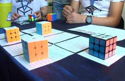 В Иркутске состоялся чемпионат по сборке Кубика Рубика
