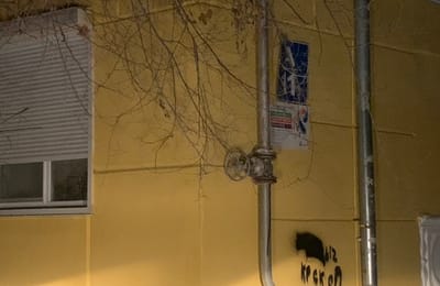 Работа по закрашиванию надписей продолжается