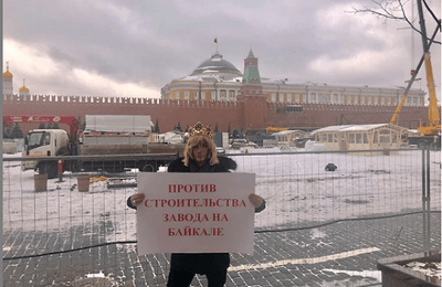 Сергей Зверев устроил одиночный пикет в Москве против строительства завода на Байкале