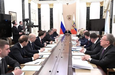 Путин поручил отбирать лицензии у аптек, которые завышают цены на маски и противовирусные препараты