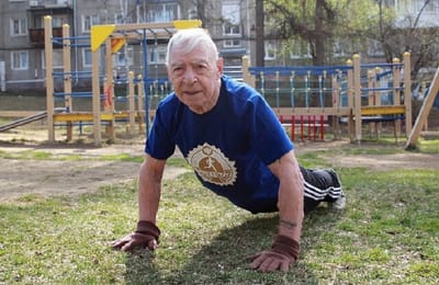 93-летний иркутянин отжался 75 раз в честь Дня Победы