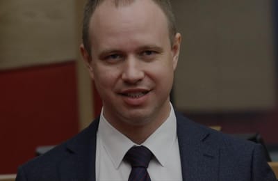 А во лбу звезда горит