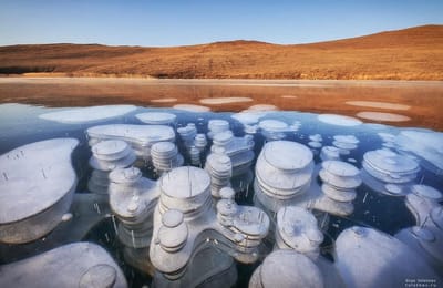 Иркутский фотограф запечатлел метановые пузыри во льду Байкала вблизи Ольхона (+ видео)
