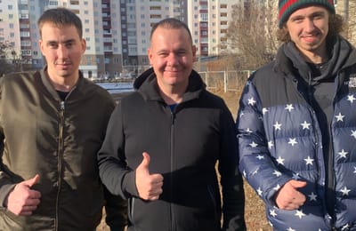 Закрашиваем надписи с хоккеистами ангарского Ермака
