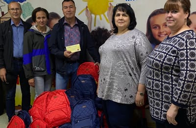 Вручение рюкзаков с канцтоварами