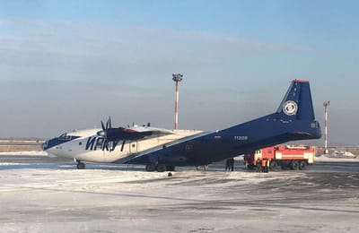 Самолет Ан-12 корпорации «Иркут» экстренно посадили в аэропорту Толмачево