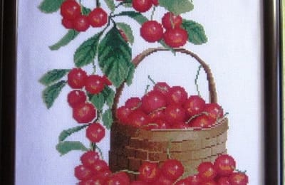 Вишня в корзинке. Вышивка крестиком